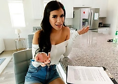 Spicy brunette Savannah Sixx gives a gorgeous blowjob on the knees