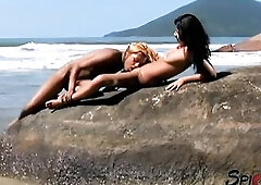 An awesome vintage lesbo sex movie scene.